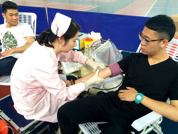 “捐献青春热血,彩绘人生画卷”无偿献血活动