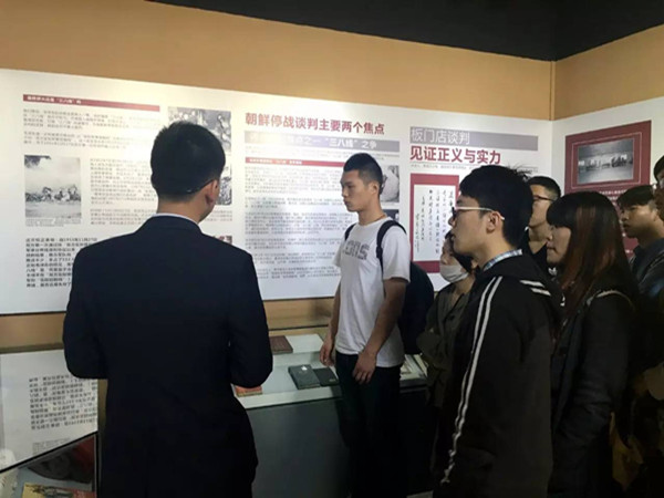 “怀念逝者,缅怀先烈”清明扫墓活动