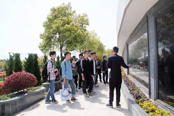 “怀念逝者,缅怀先烈”清明扫墓活动